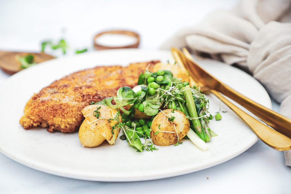 Skinkeschnitzel - Opskrift på skinkeschnitzel med frisk kartoffelsalat