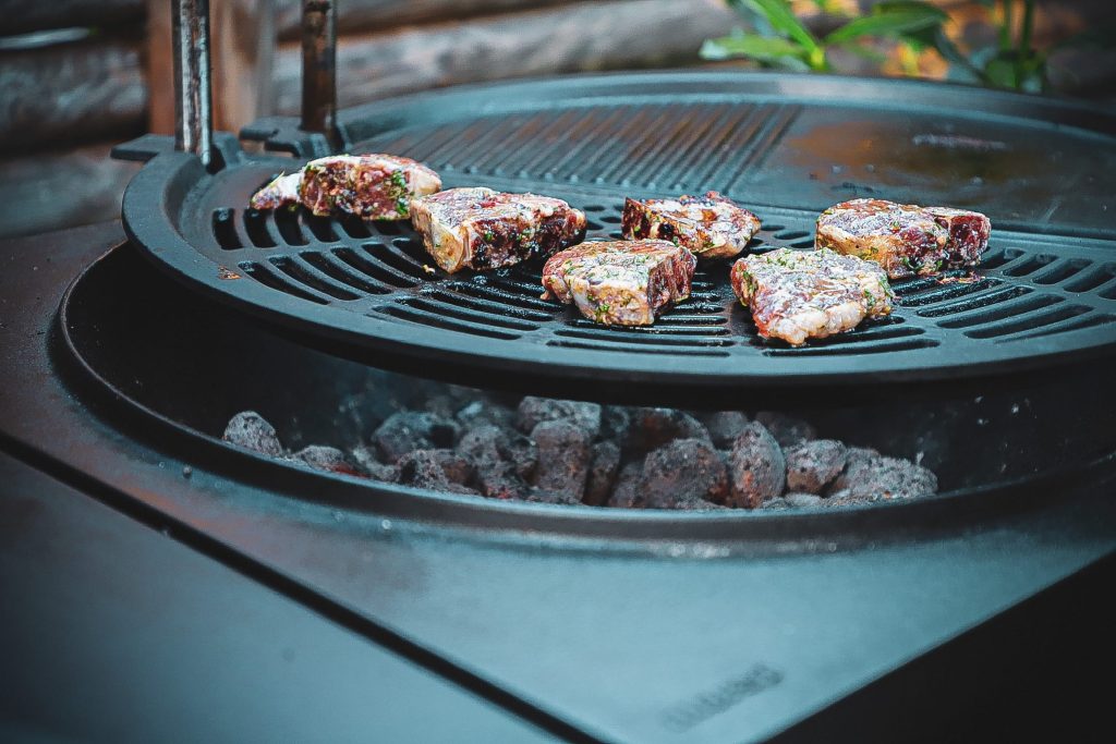Grillet t-bone på Morsø - Opskrift på lamme t-bone med fyldte kartofler