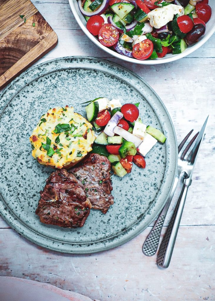 Grillet t-bone på Morsø - Opskrift på lamme t-bone med fyldte kartofler