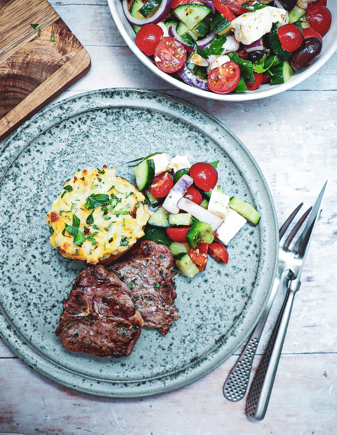 Grillet t-bone på Morsø - Opskrift på lamme t-bone med fyldte kartofler