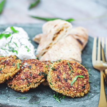 Opskrift på quinoafrikadeller med kartoffelsalat