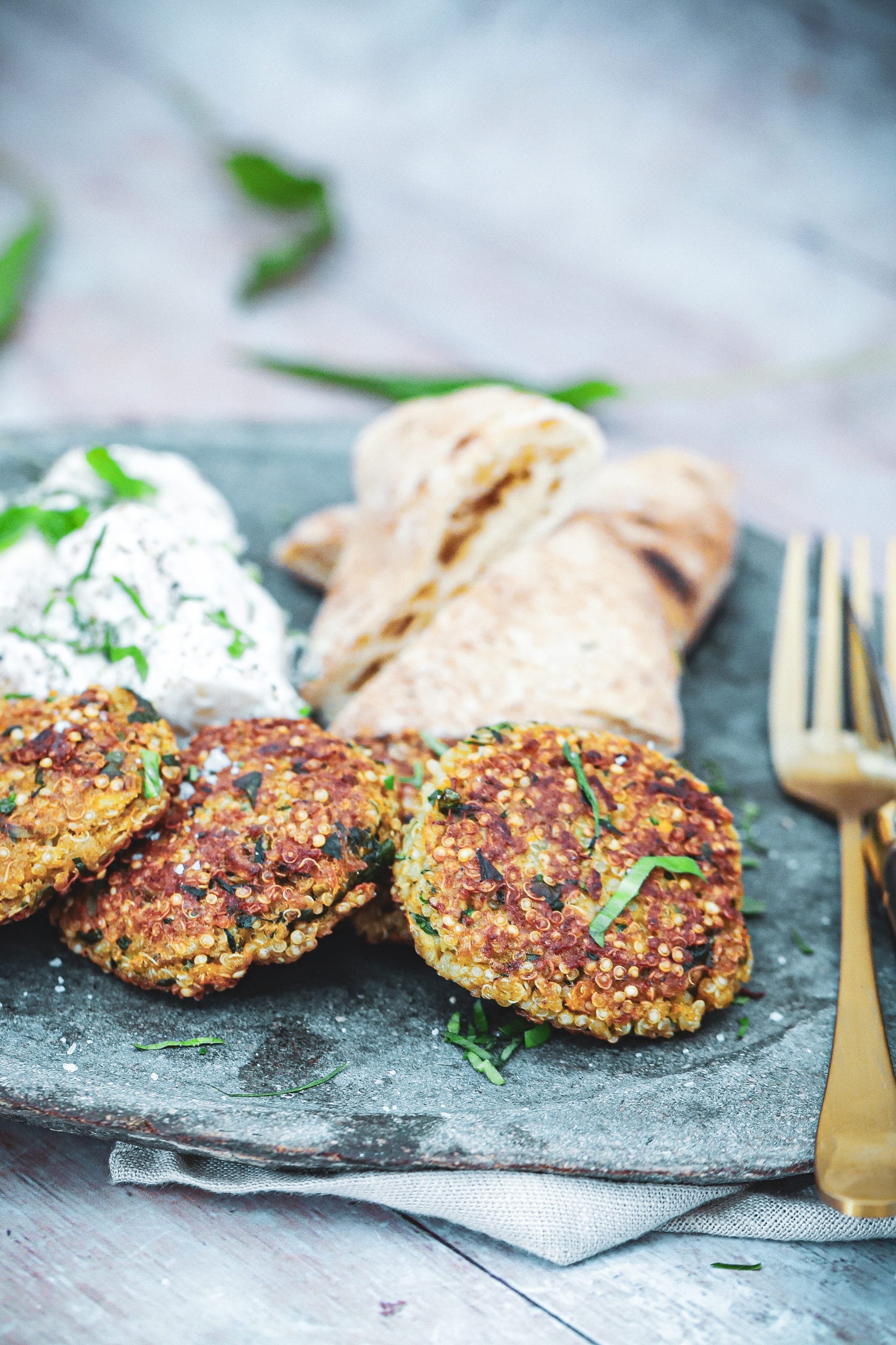 Opskrift på quinoafrikadeller med kartoffelsalat