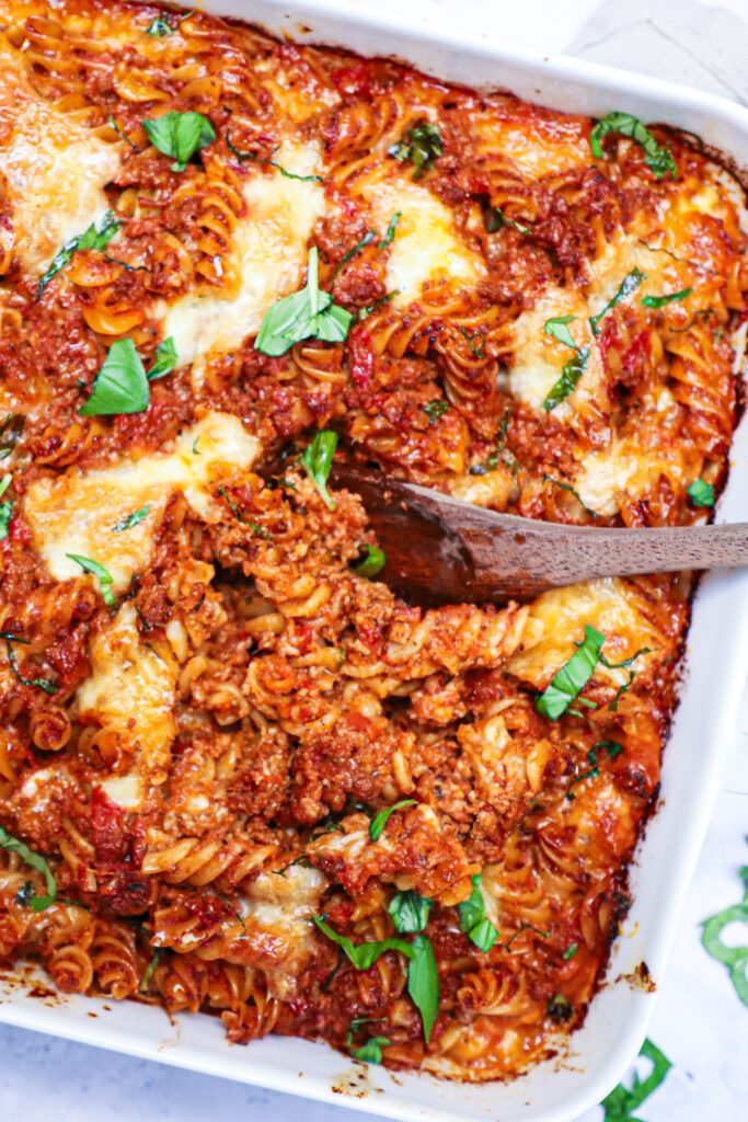 Bagt pasta bolognese - Opskrift på pasta og kødsauce i fad