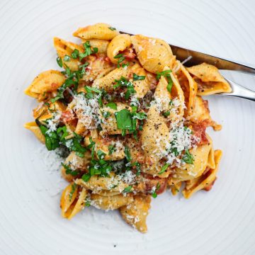 Pasta med kylling - Opskrift på cremet tomatsauce med kylling