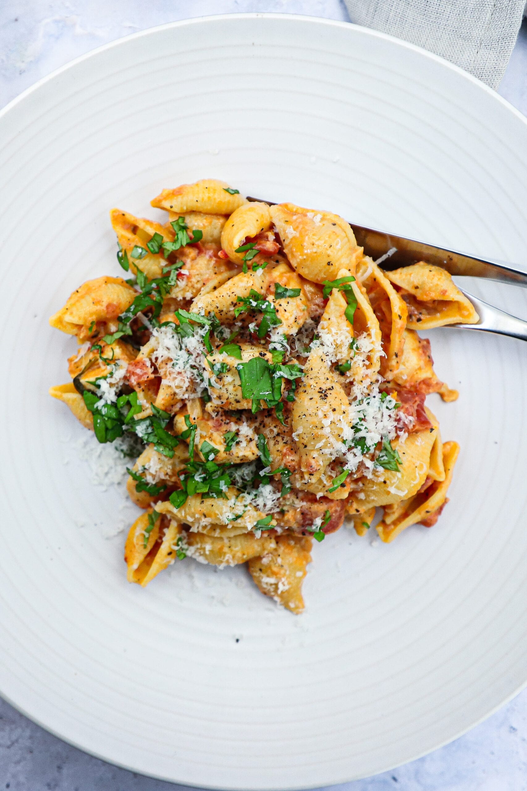 Pasta med kylling - Opskrift på cremet tomatsauce med kylling