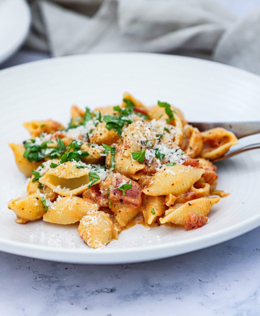 Pasta med kylling - Opskrift på cremet tomatsauce med kylling