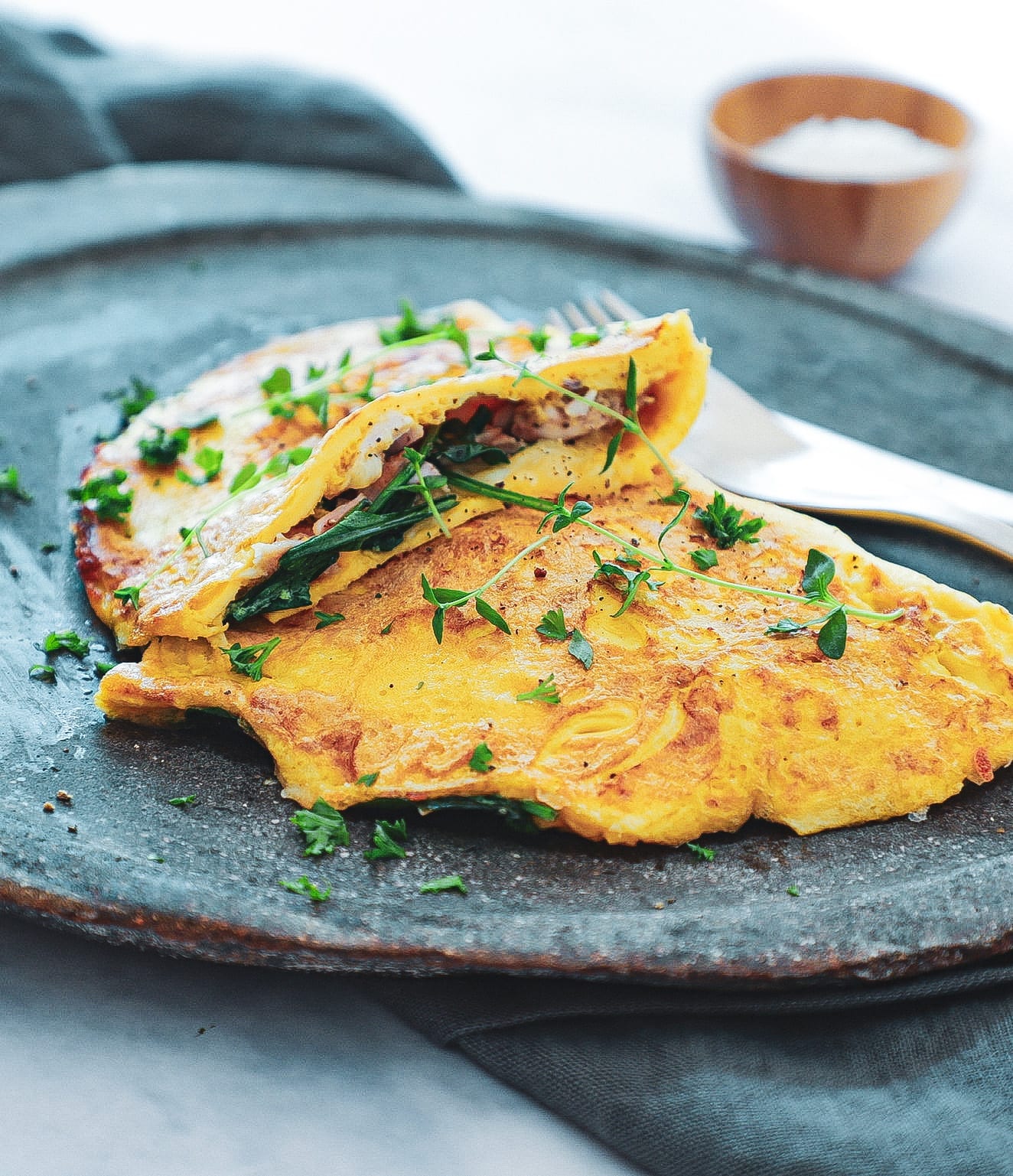 Omelet med kylling, ost og spinat - Opskrift på nem morgenmad