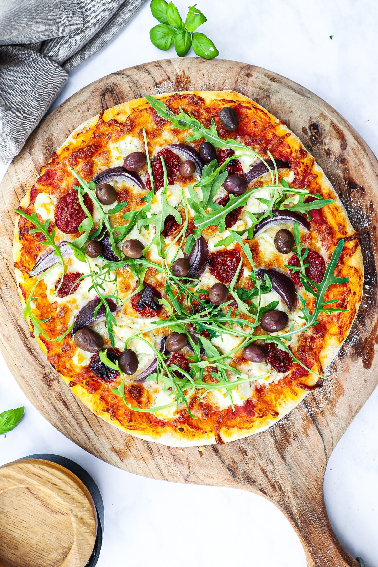 Pizza med feta - Opskrift på græsk inspireret pizza