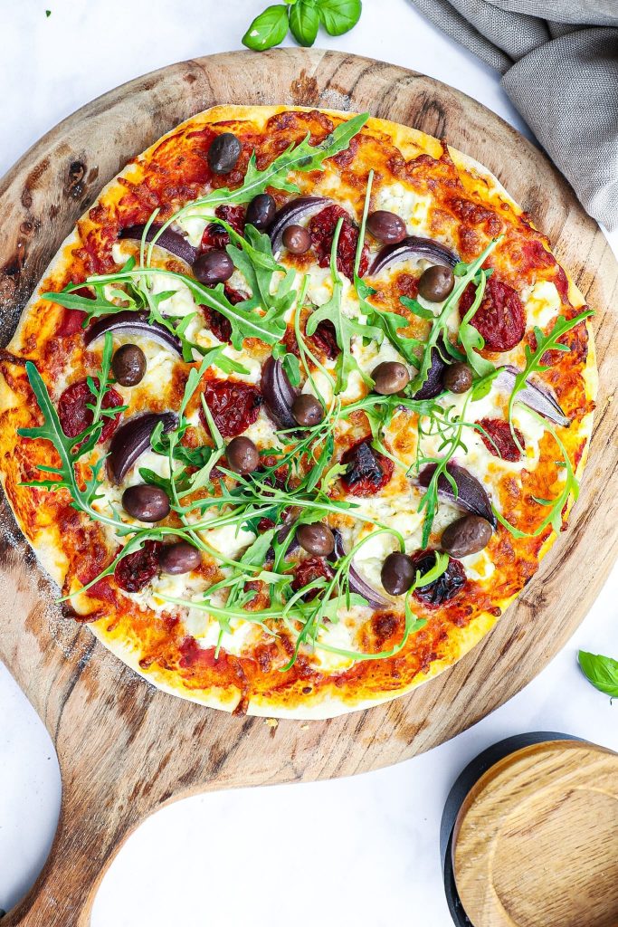 Pizza med feta - Opskrift på græsk inspireret pizza