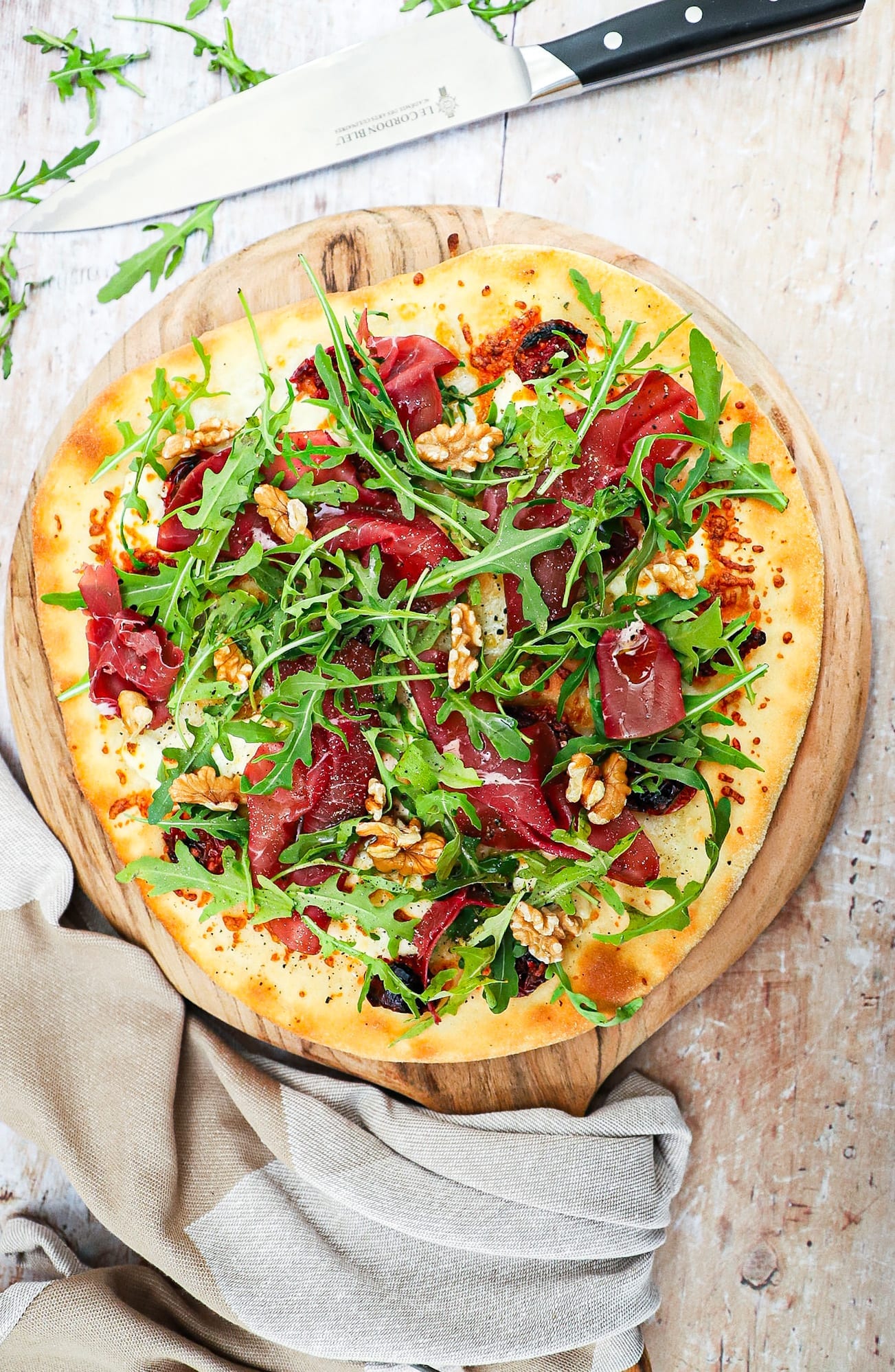 Pizza bianco - Opskrift med bresaola, mascarpone og nødder