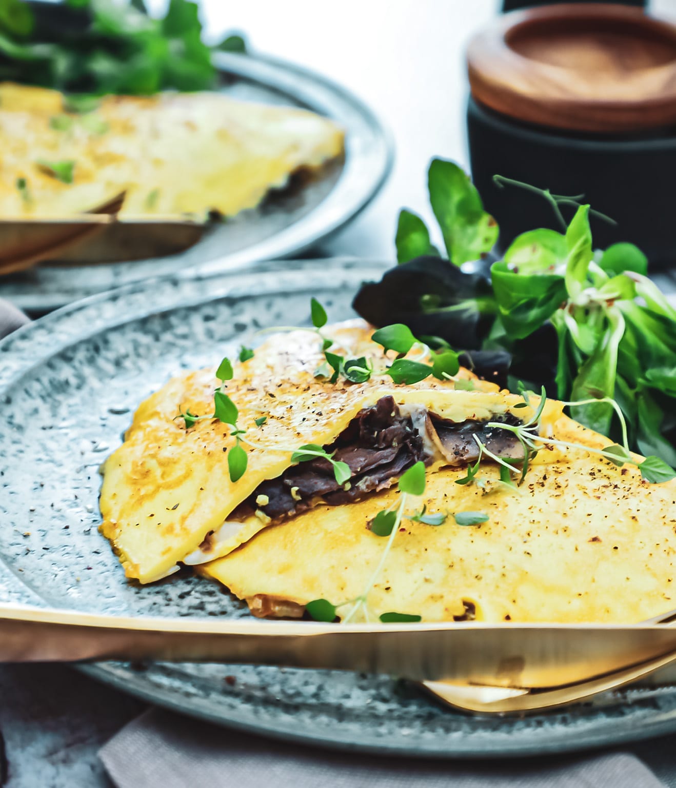 Omelet - Opskrift på omelet med oksekød, svampe og ost