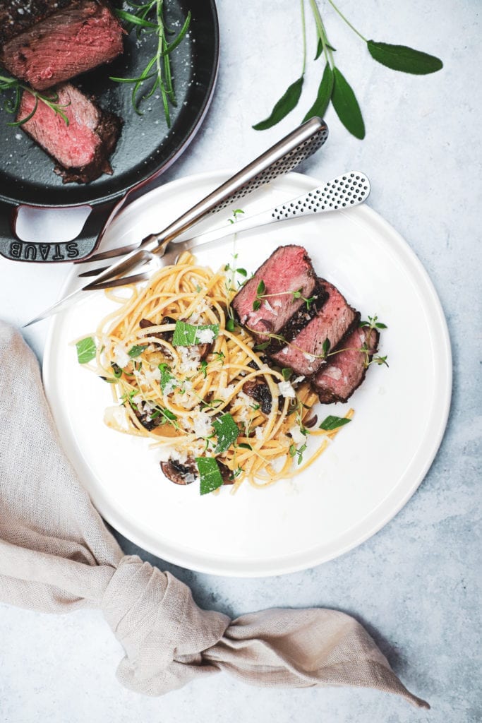 Pasta med salvie - Opskrift på bøf serveret med lækker pasta