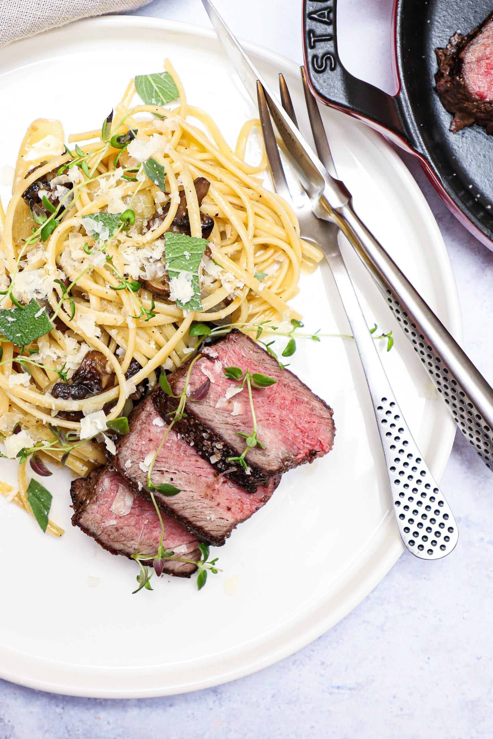 Pasta med salvie - Opskrift på bøf serveret med lækker pasta