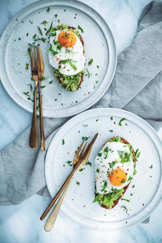 Avocado toast med spejlæg - Opskrift på nemt og sund morgenmad