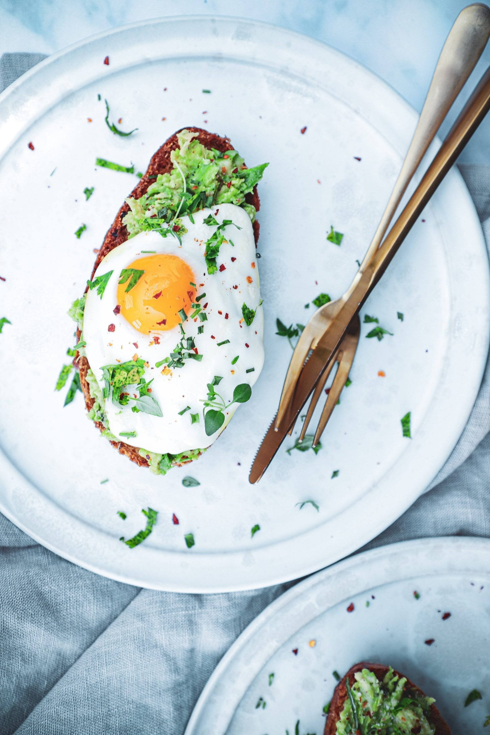 Avocado toast med spejlæg - Opskrift på nemt og sund morgenmad