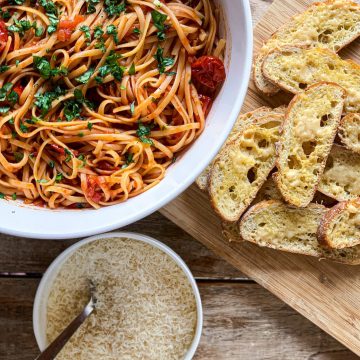 Pasta arrabiata - Opskrift på pasta med spicy tomatsauce