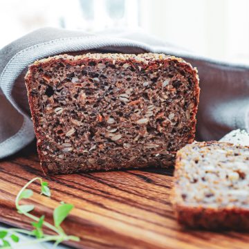 Rugbrød - Opskrift på saftigt rugbrød med surdej og gulerødder