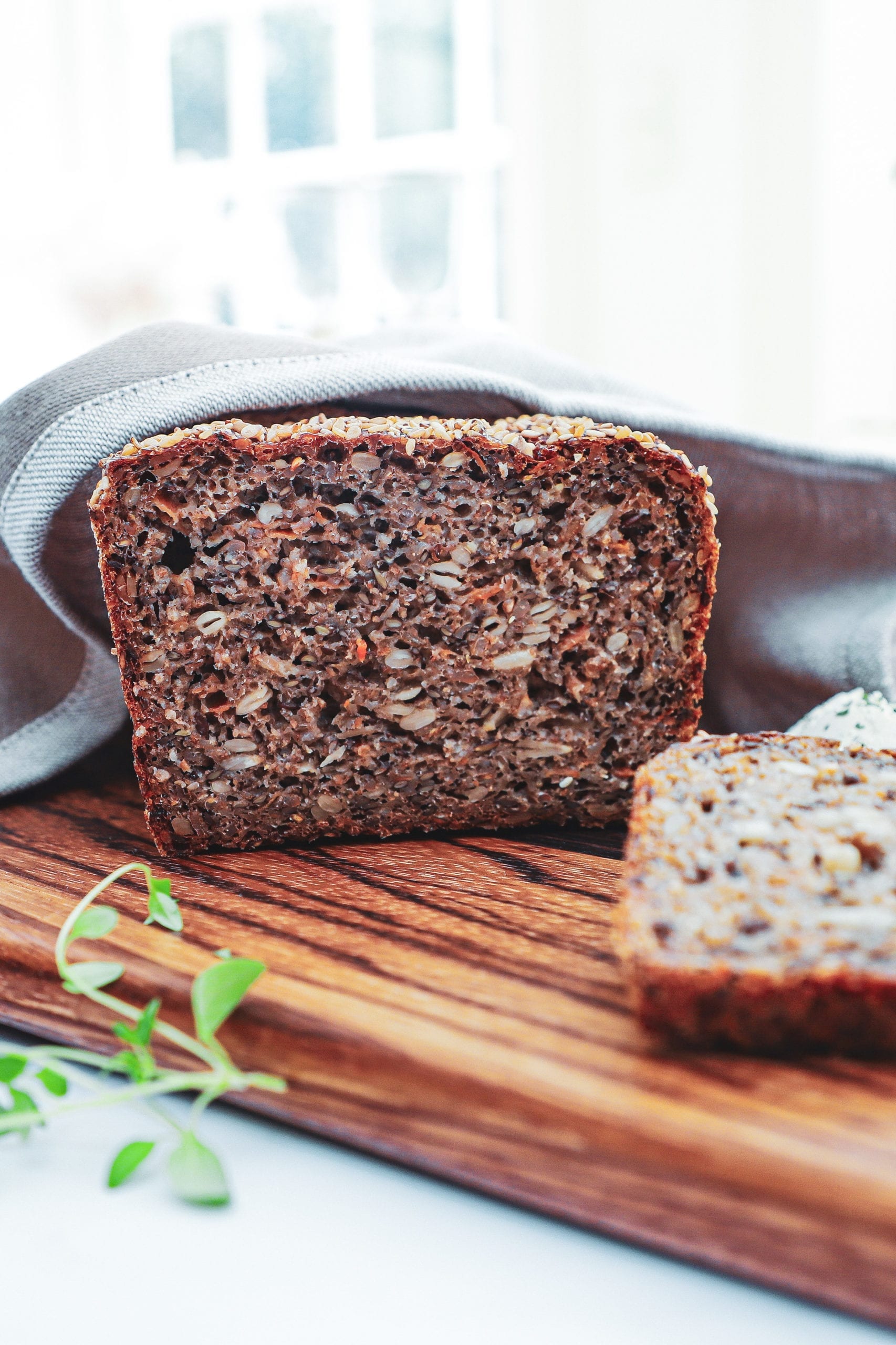 Rugbrød - Opskrift på saftigt rugbrød med surdej og gulerødder