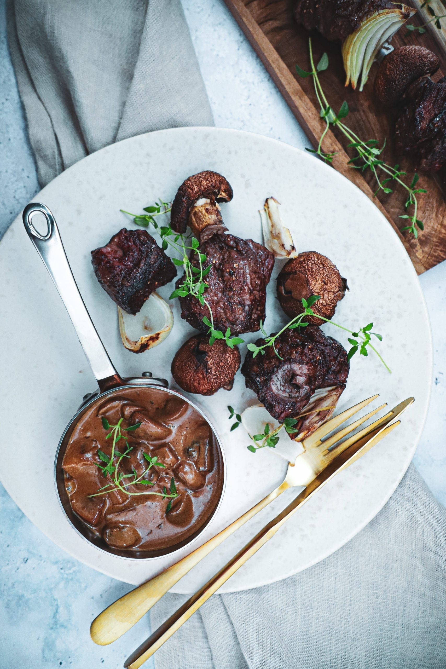 Opskrift på grillet oksemørbrad med champignon a la creme tilberedt på Morsø