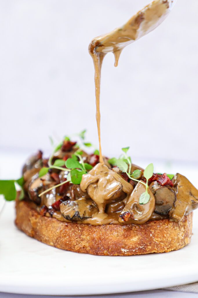 Champignon a la creme - Opskrift med smørstegt brød og knas