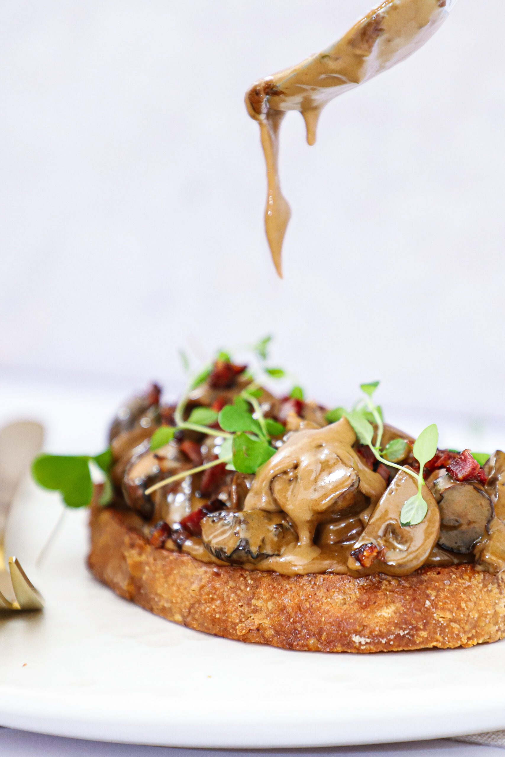 Champignon a la creme - Opskrift med smørstegt brød og knas