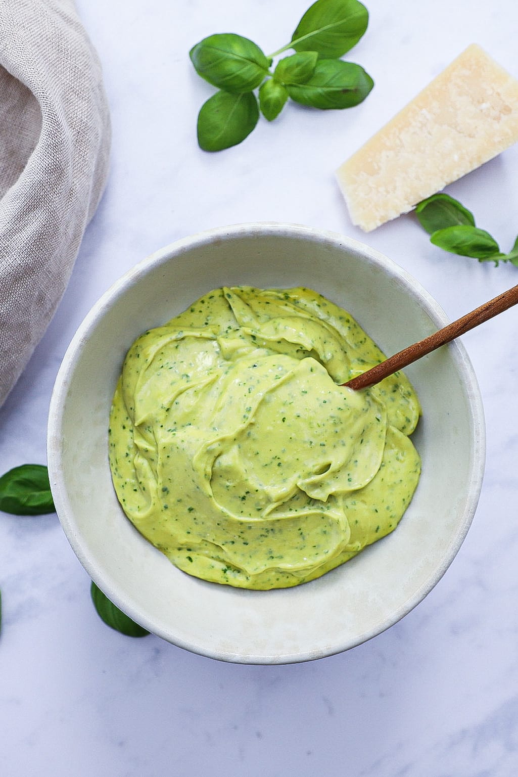 Parmesan mayonnaise - Opskrift på parmesan mayo med basilikum