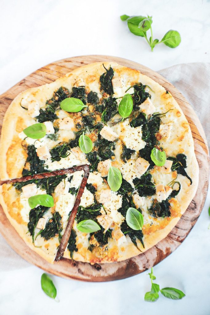 Pizza bianco med kylling og spinat - Inspiration til pizza