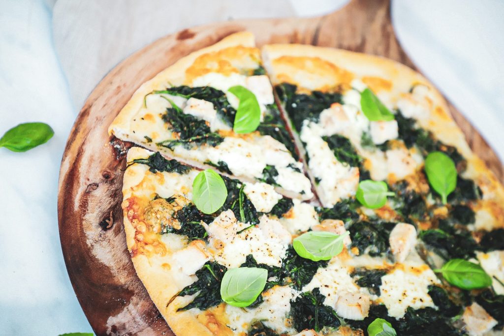 Pizza bianco med kylling og spinat - Inspiration til pizza
