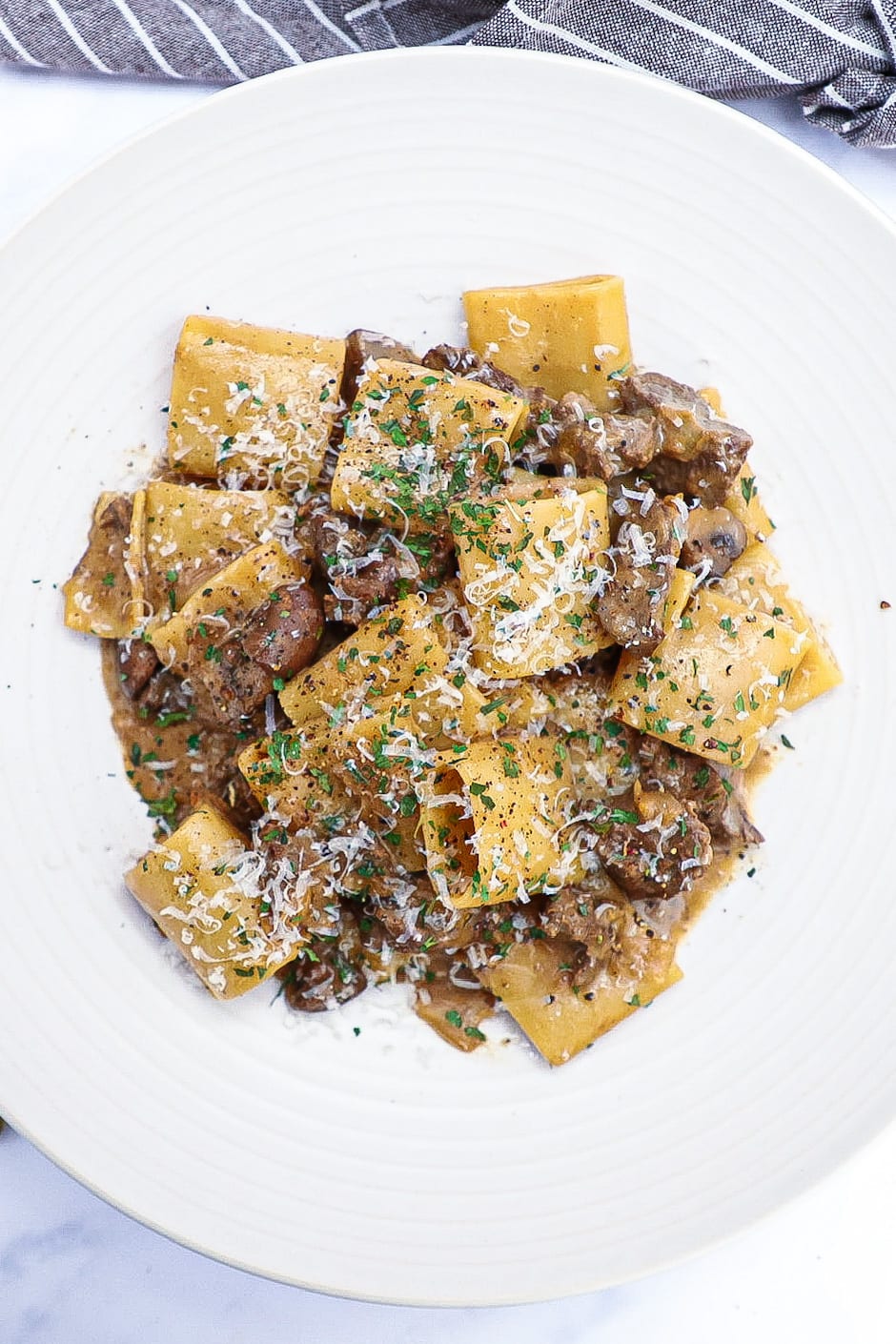 Pasta med oksemørbrad - Opskrift med svampe, cognac og fløde