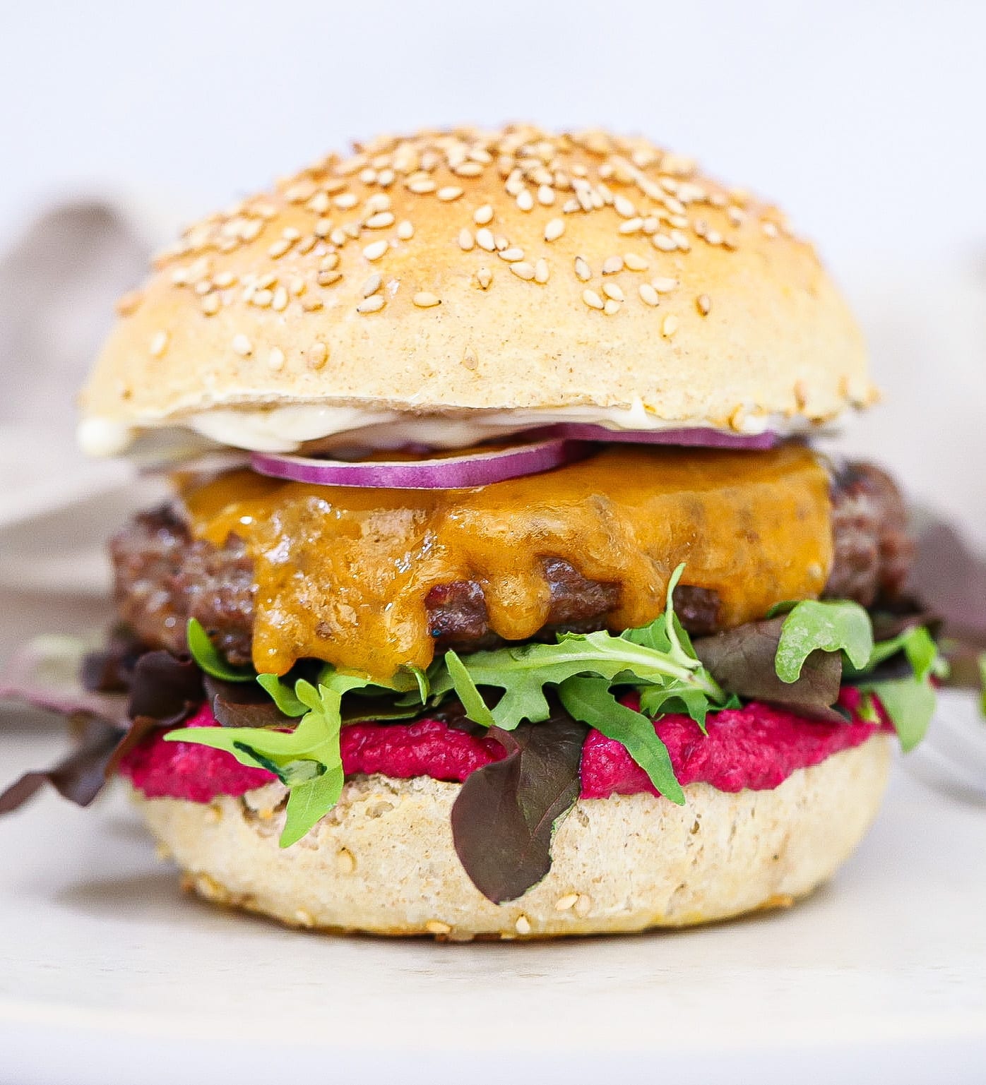 Lammeburger - Opskrift på lammeburger med rødbedehummus