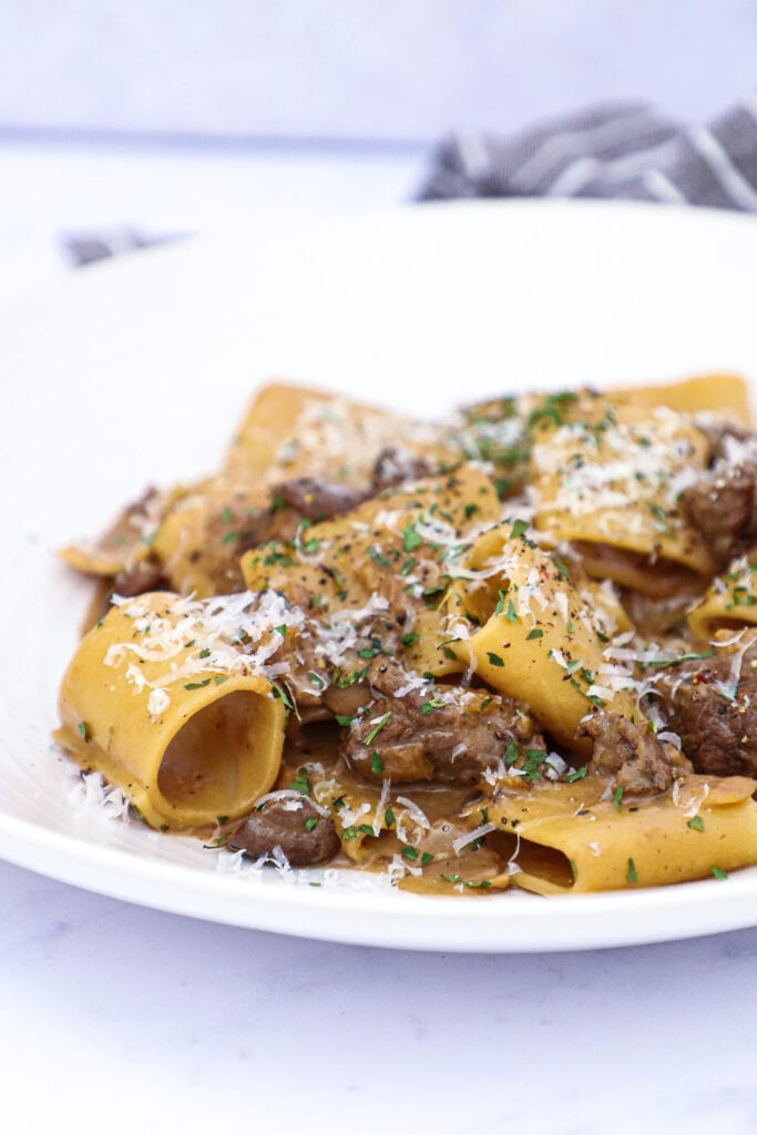 Pasta med oksemørbrad - Opskrift med svampe, cognac og fløde
