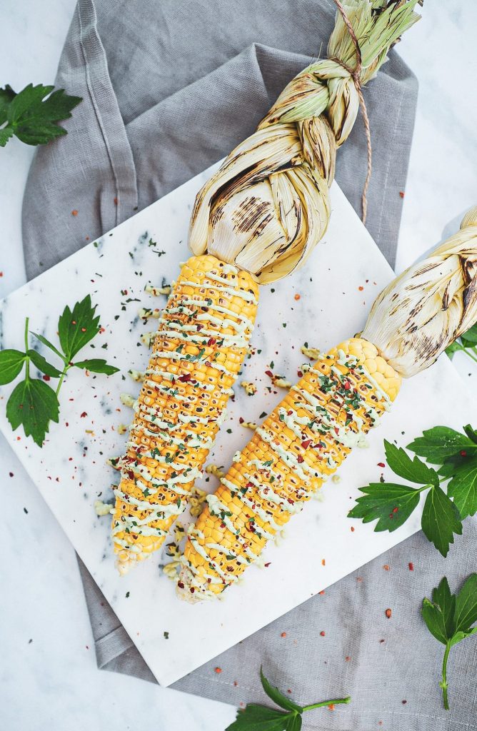 Grillede majskolber - Opskrift på grillede majs med topping