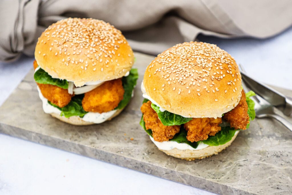 Crispy chicken burger - Opskrift på crispy kylling burger