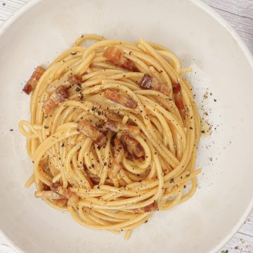 Spaghetti carbonara - Opskrift på klassisk carbonara med æg