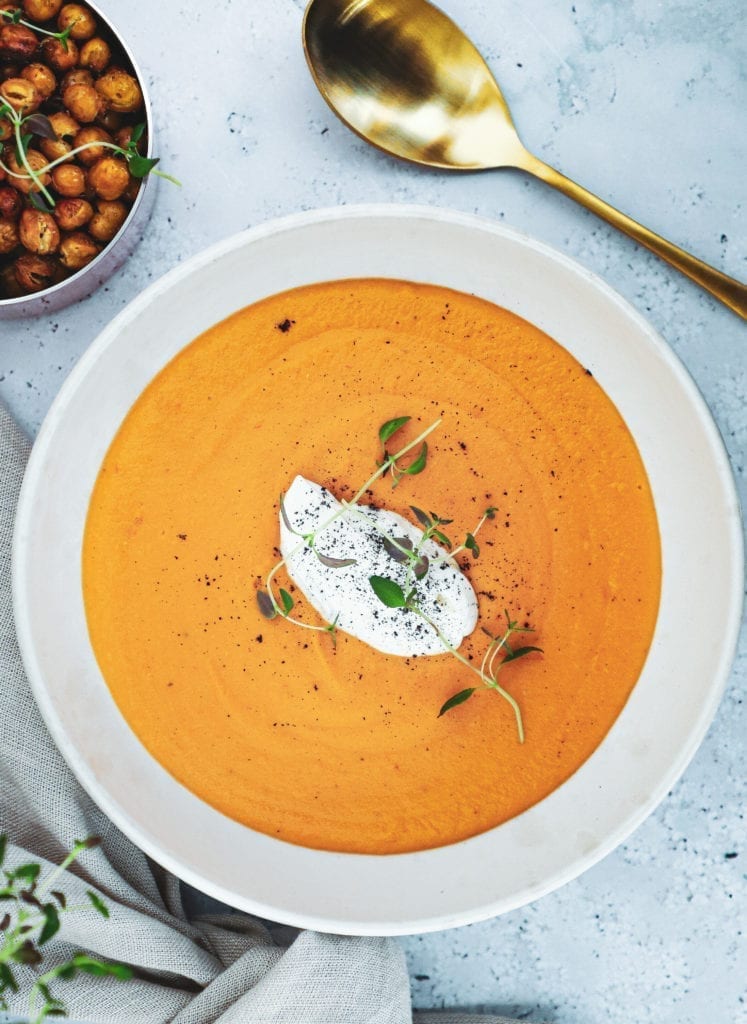 Grøntsagssuppe - Opskrift med sød kartoffel og bagt peberfrugt