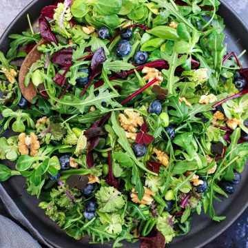 Salat med blåbær og valnødder - Opskrift på frisk salat