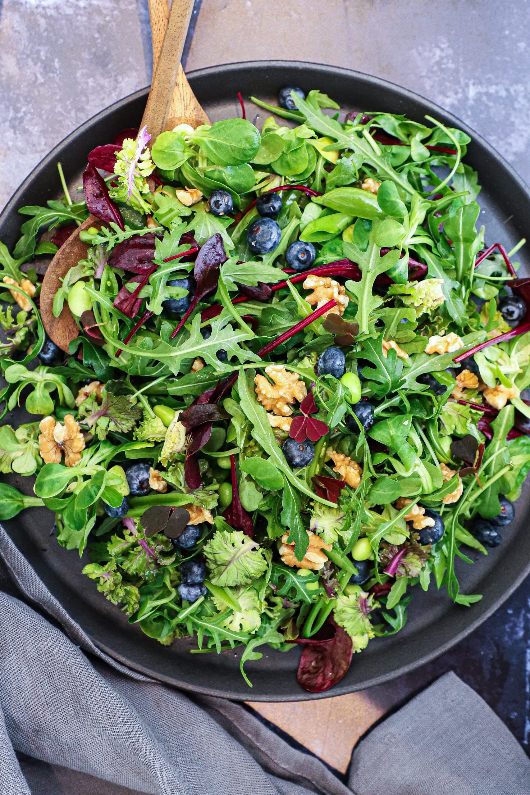 Salat med blåbær og valnødder - Opskrift på frisk salat