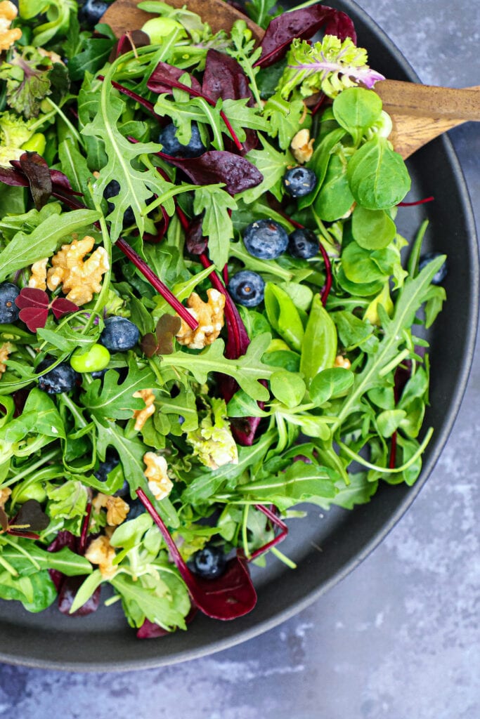 Salat med blåbær og valnødder - Opskrift på frisk salat
