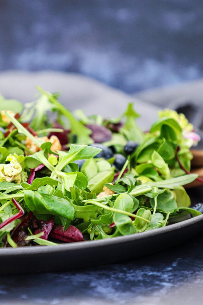 Salat med blåbær og valnødder - Opskrift på frisk salat