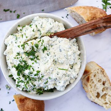 Jomfrusmør - Opskrift på luftig smør med hvidløg og persille