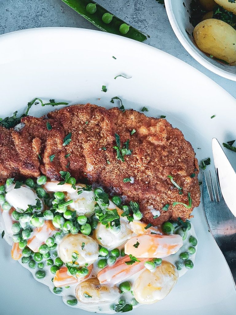 Skinkeschnitzel - Opskrift med stuvede ærter og gulerødder