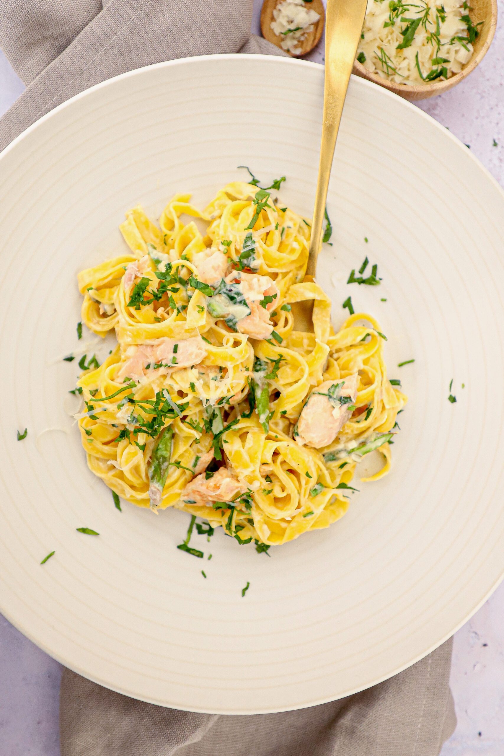 Cremet pasta med laks - Opskrift på pasta med laks i fløde