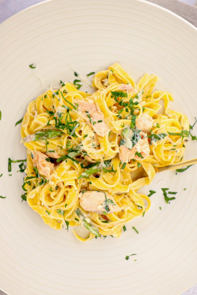 Cremet pasta med laks - Opskrift på pasta med laks i fløde