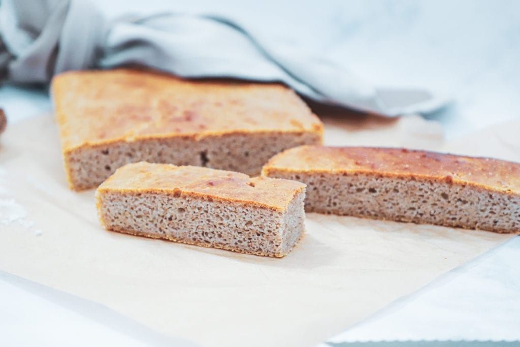Madbrød - Opskrift på koldhævet saftigt madbrød med surdej