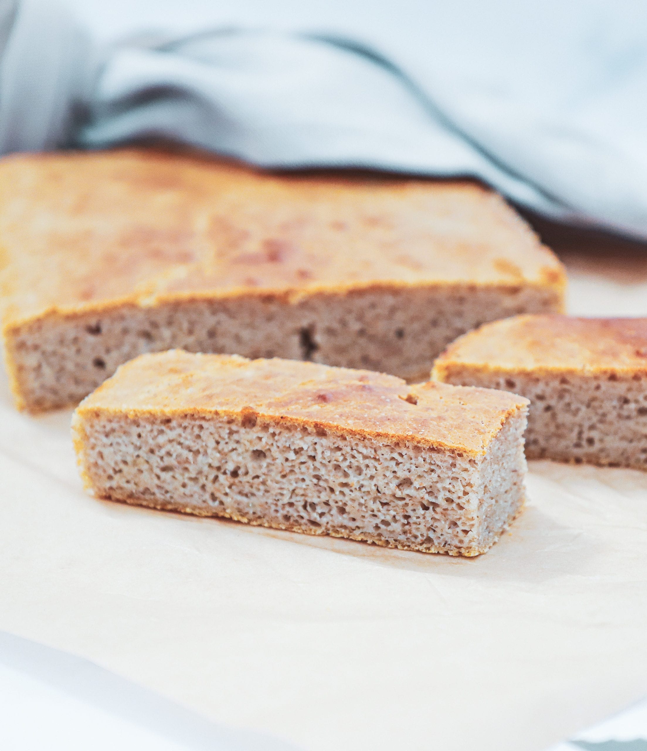 Madbrød - Opskrift på koldhævet saftigt madbrød med surdej