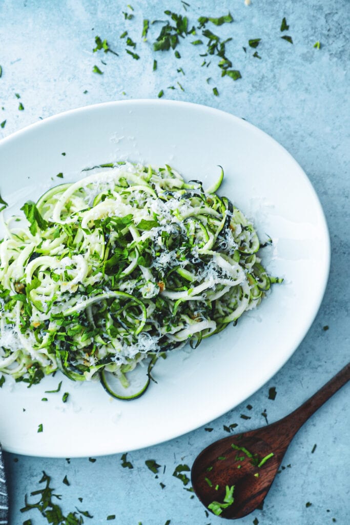 Lun squashsalat - Opskrift på squash spaghetti med parmesan
