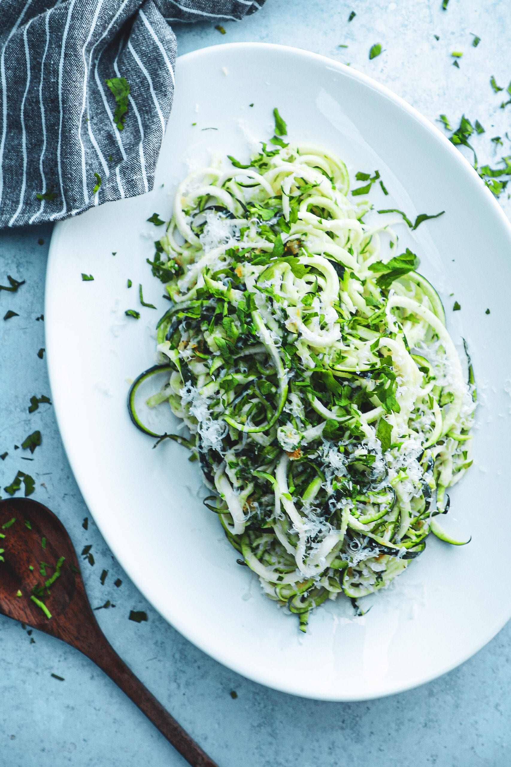 Lun squashsalat - Opskrift på squash spaghetti med parmesan