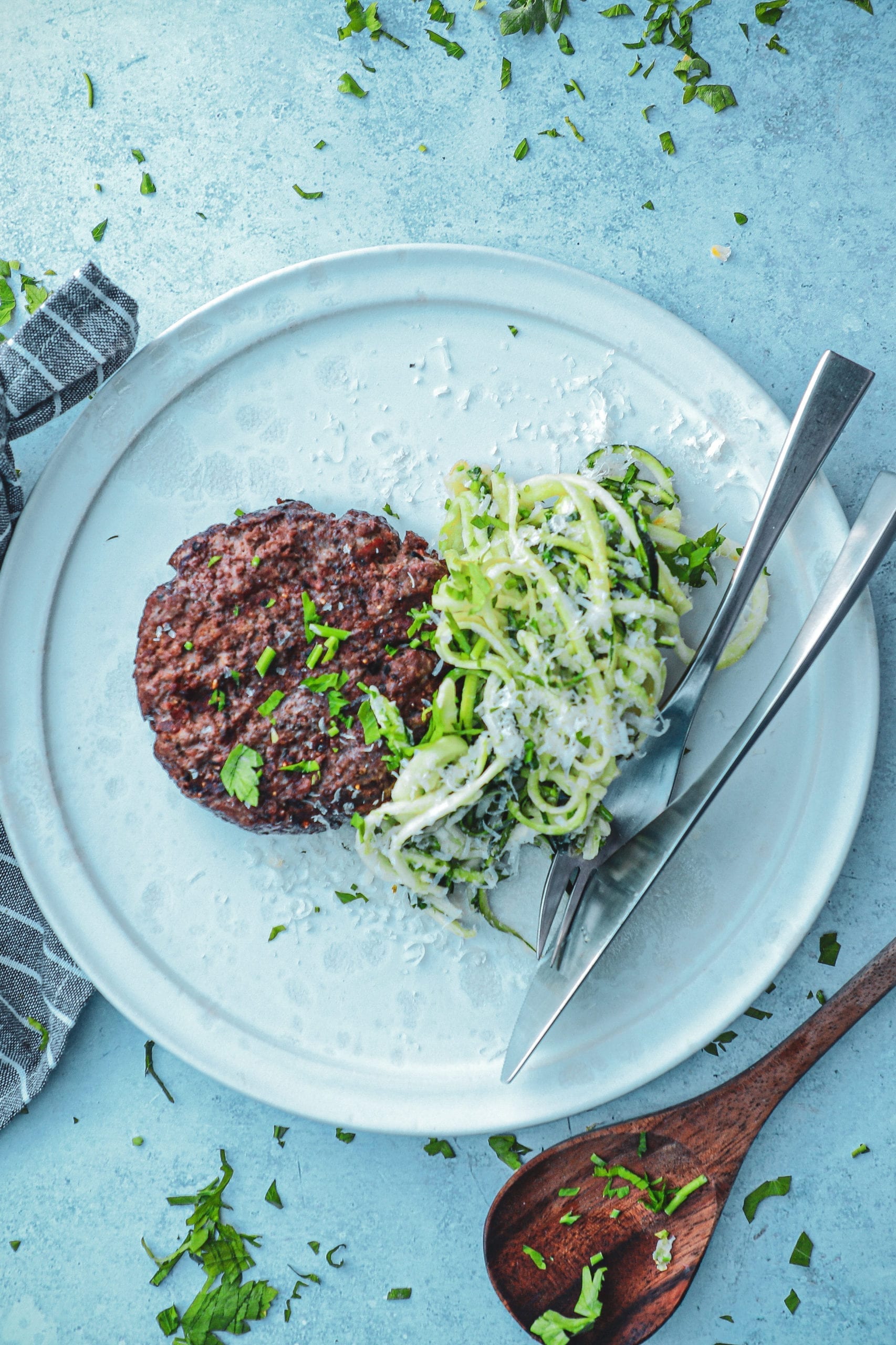 Hakkebøf med lun squashsalat - Opskrift med skønt tilbehør