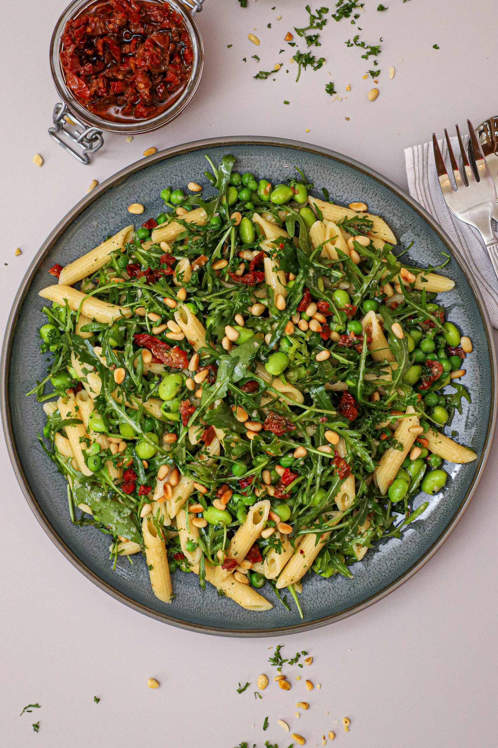 Pastasalat med soltørrede tomater - Opskrift på nem pasta salat