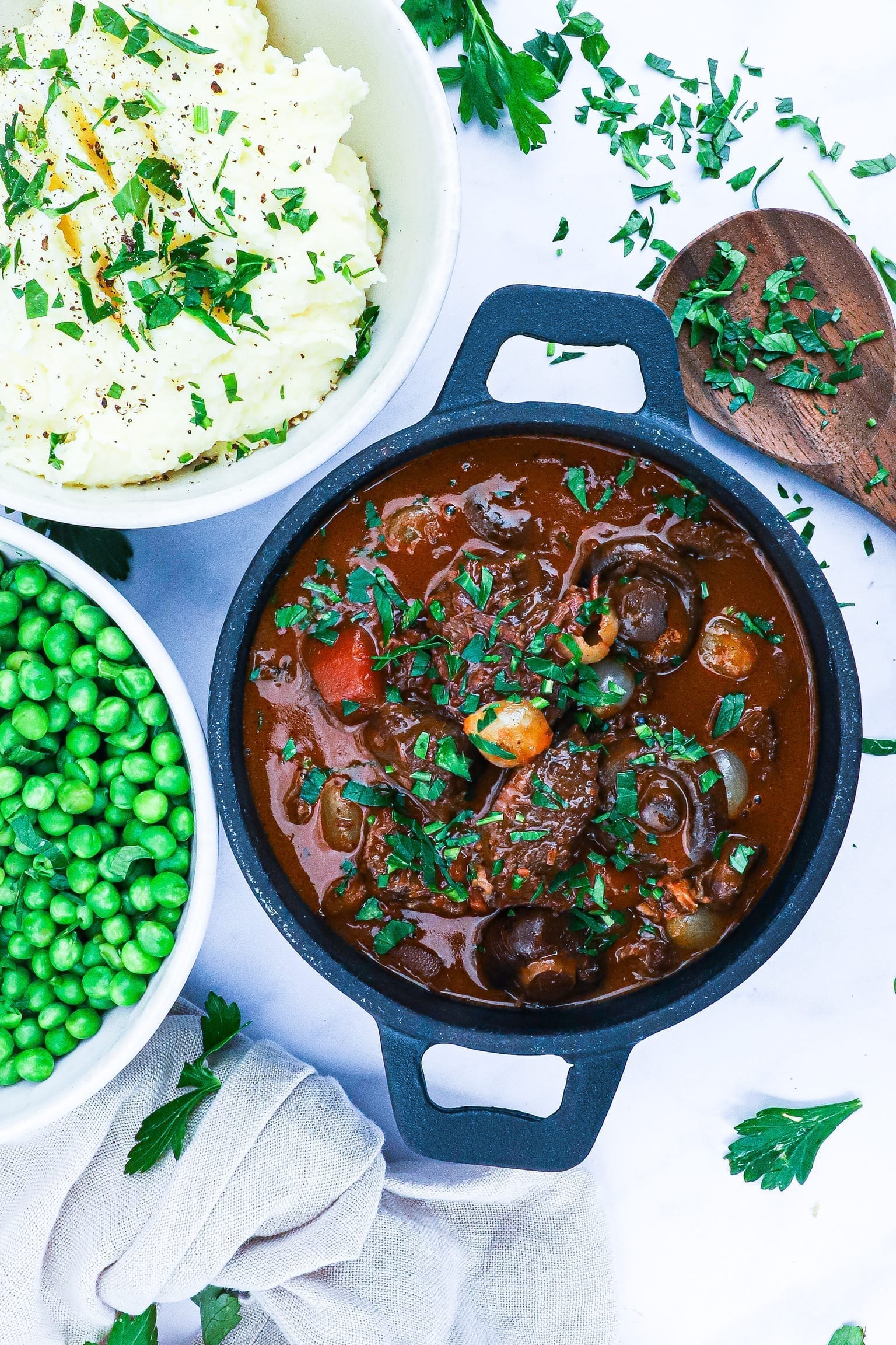 Boeuf Bourguignon - Opskrift med hvidvin og oksekæber